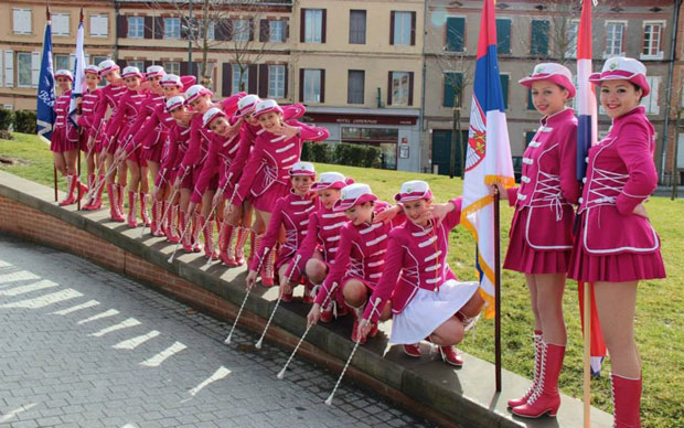 Мажореткиње врте палце ко од шале